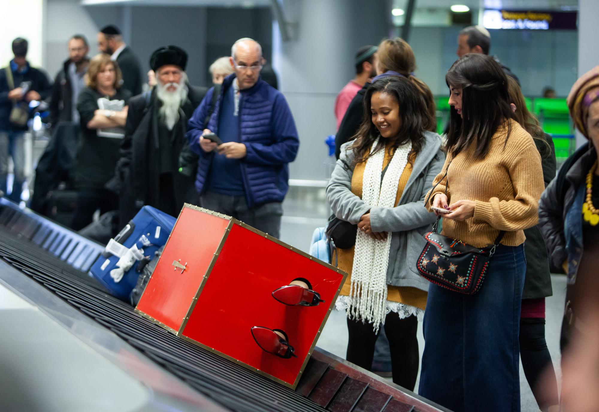 Кто-то не долетел целиком? Сеть взорвало вирусное видео необычного багажа в столичном аэропорту